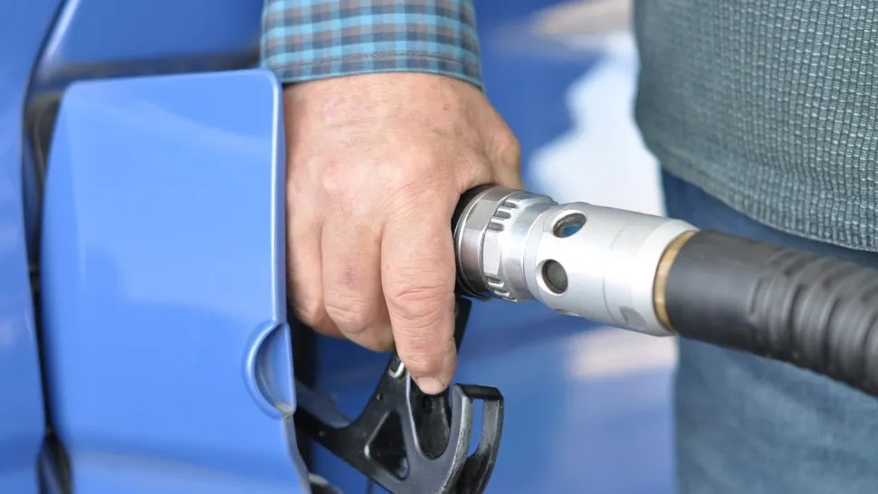 Țara europeană care taie taxele la pompă