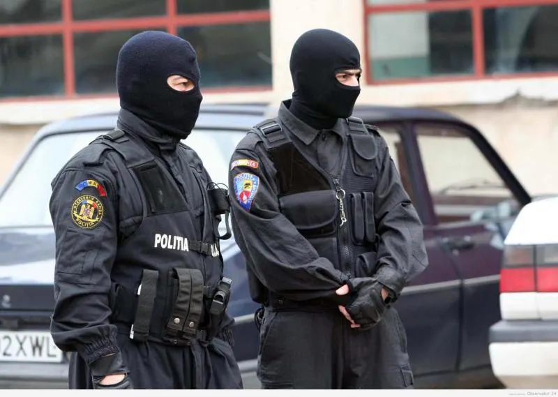 Percheziții la suspecți de jaf din locuință