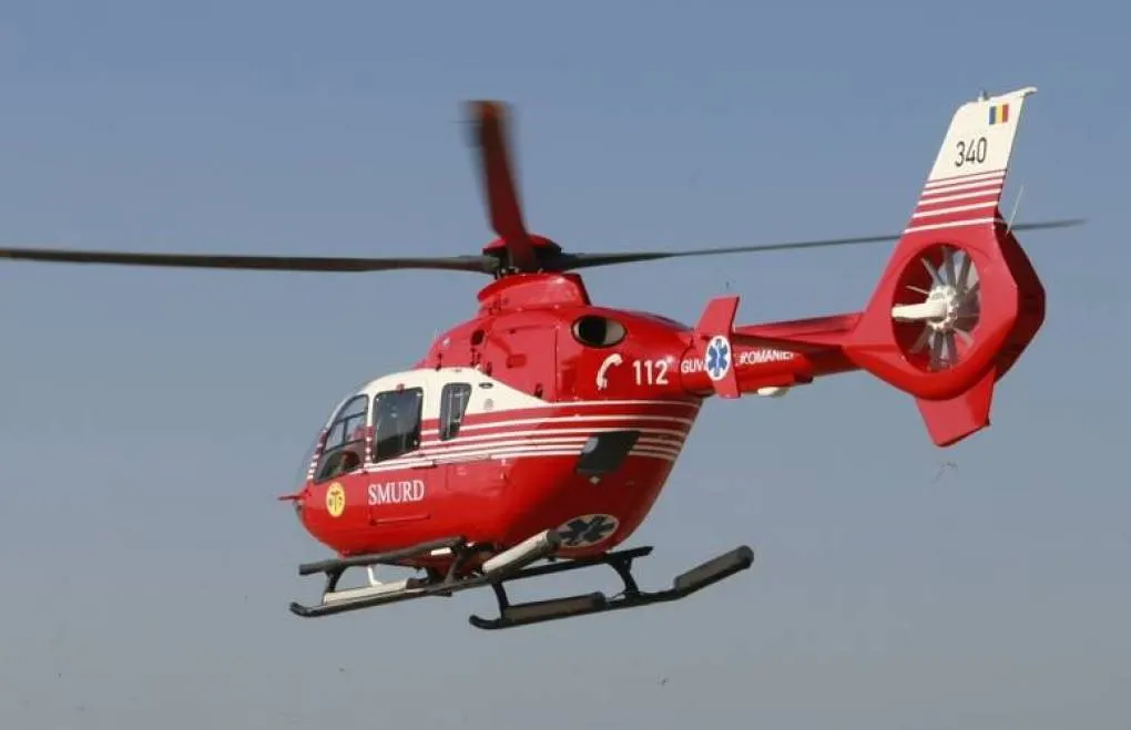 Victima ACCIDENTULUI AVIATIC la Frătăuţii Vechi, adusă la Iaşi. Pilotul este în stare GRAVĂ