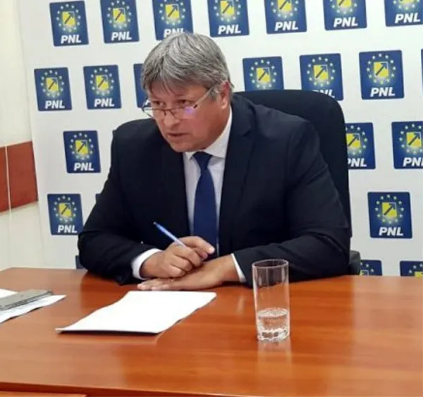 Romeo Vatră: „Noul director al Aeroportului Iaşi ştie engleză cât să ceară o cafea!“