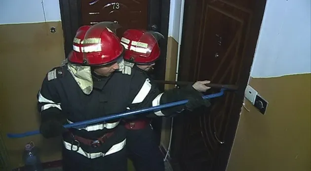 Pensionare, salvate din propriile case și duse la spital