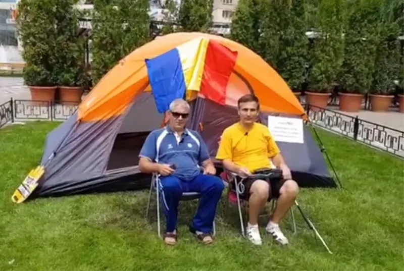Protest inedit: Doi ieşeni nevăzători protestează în Piaţa Unirii (VIDEO)