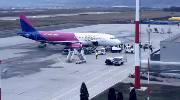 Pasagerul unui avion, dus de urgenţă la spital