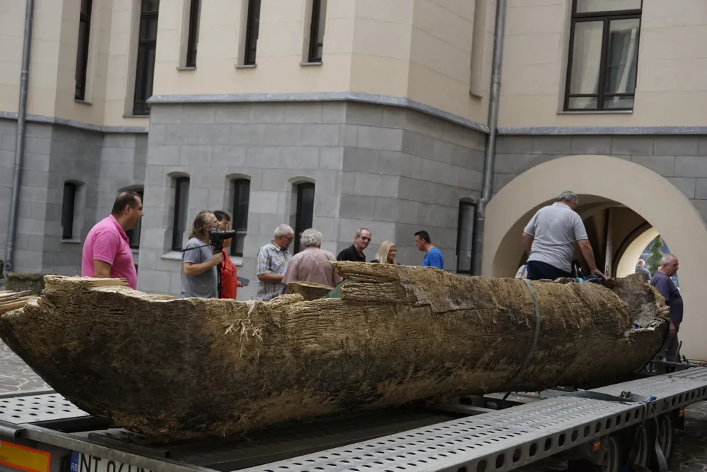 Ambarcațiune monoxilă, la Palatul Culturii