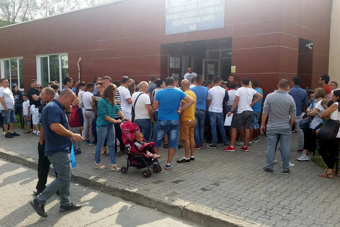 Program normal joi și vineri, la Pașapoarte și Permise