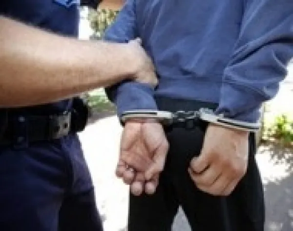"Omul-păianjen", găsit de poliţişti la Iaşi: uite cum jefuia apartamente!