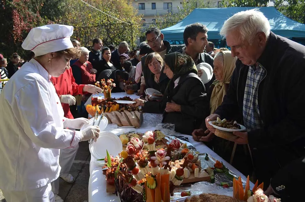 Bodea îi cere primarului să renunţe la sarmalele date gratis de hramul Sfintei Parascheva