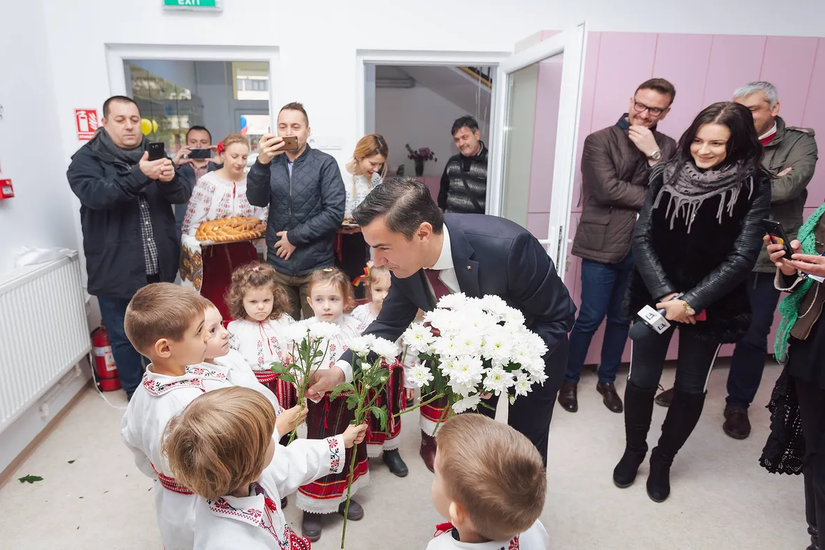 Chirica, întâmpinat cu flori de copii la inaugurarea unei grădinițe