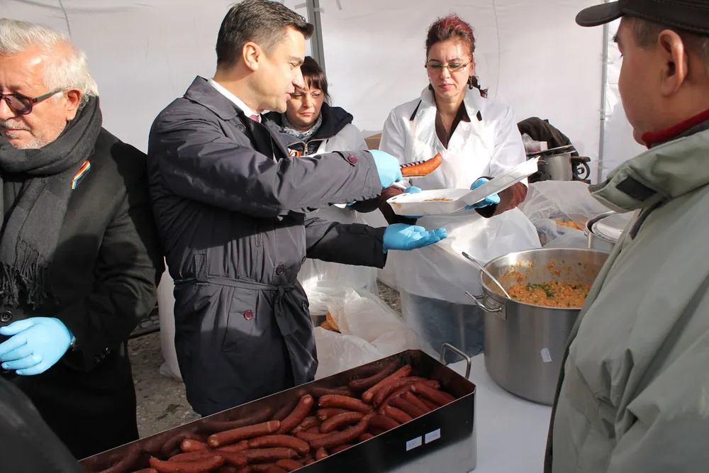 Fasole, cârnați, vin fiert și ceai, de Ziua Națională