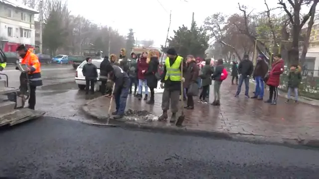 Asfaltare pe ploaie, la Iaşi. Muncitorii spun că nu este vina lor