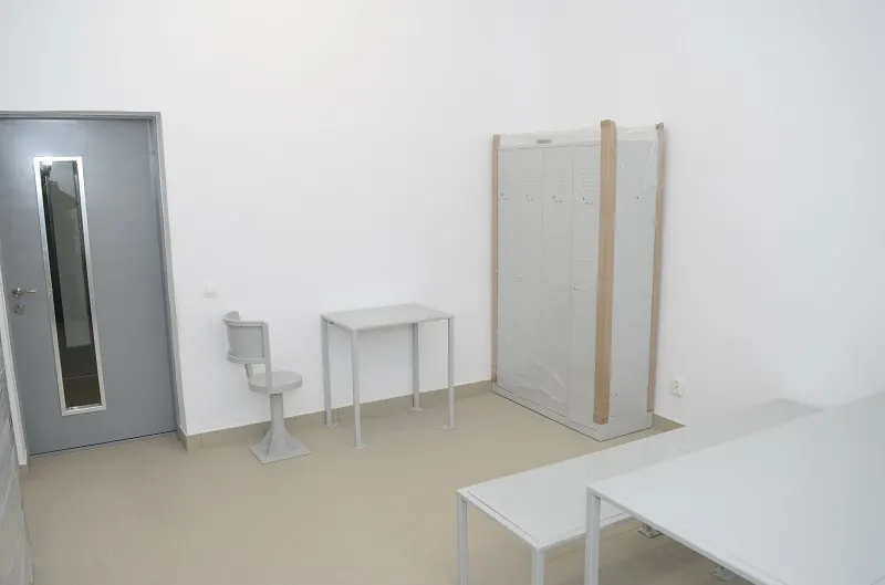 GALERIE FOTO: Condiţii de lux pentru potenţiali infractori, la Iaşi
