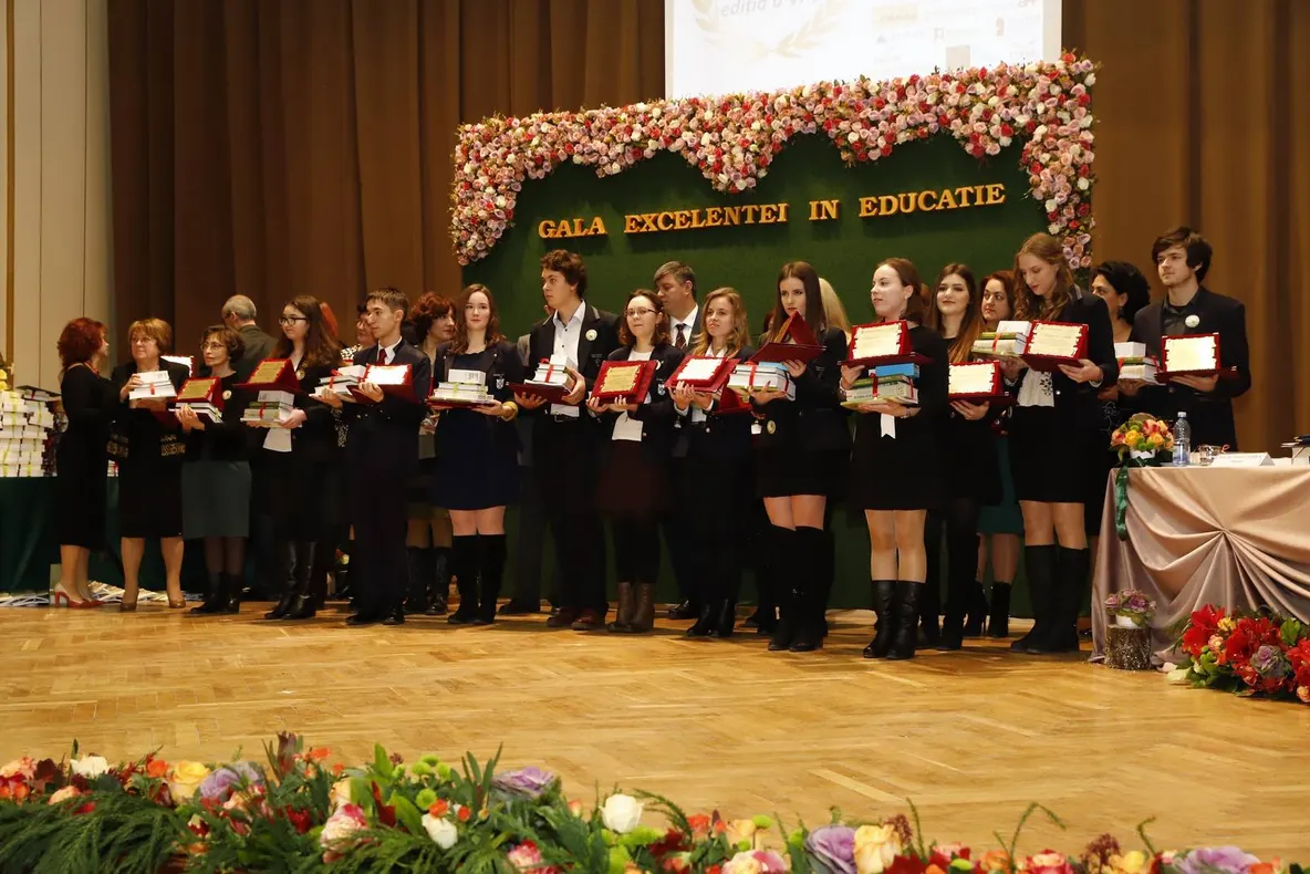 Premii pentru peste 400 de elevi olimpici, la Gala Excelenței în Educație