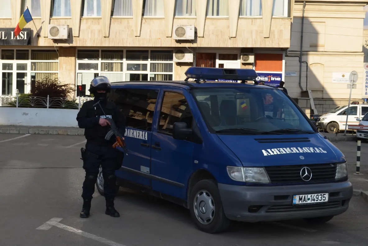 Persoane turbulente, la Curtea de Apel Iaşi. Jandarmii intervin în forţă