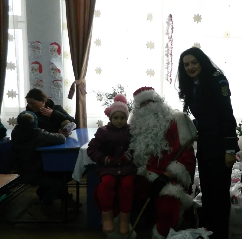 GALERIE FOTO: Poliţiştii l-au escortat pe Moş Crăciun într-o localitate ieşeană