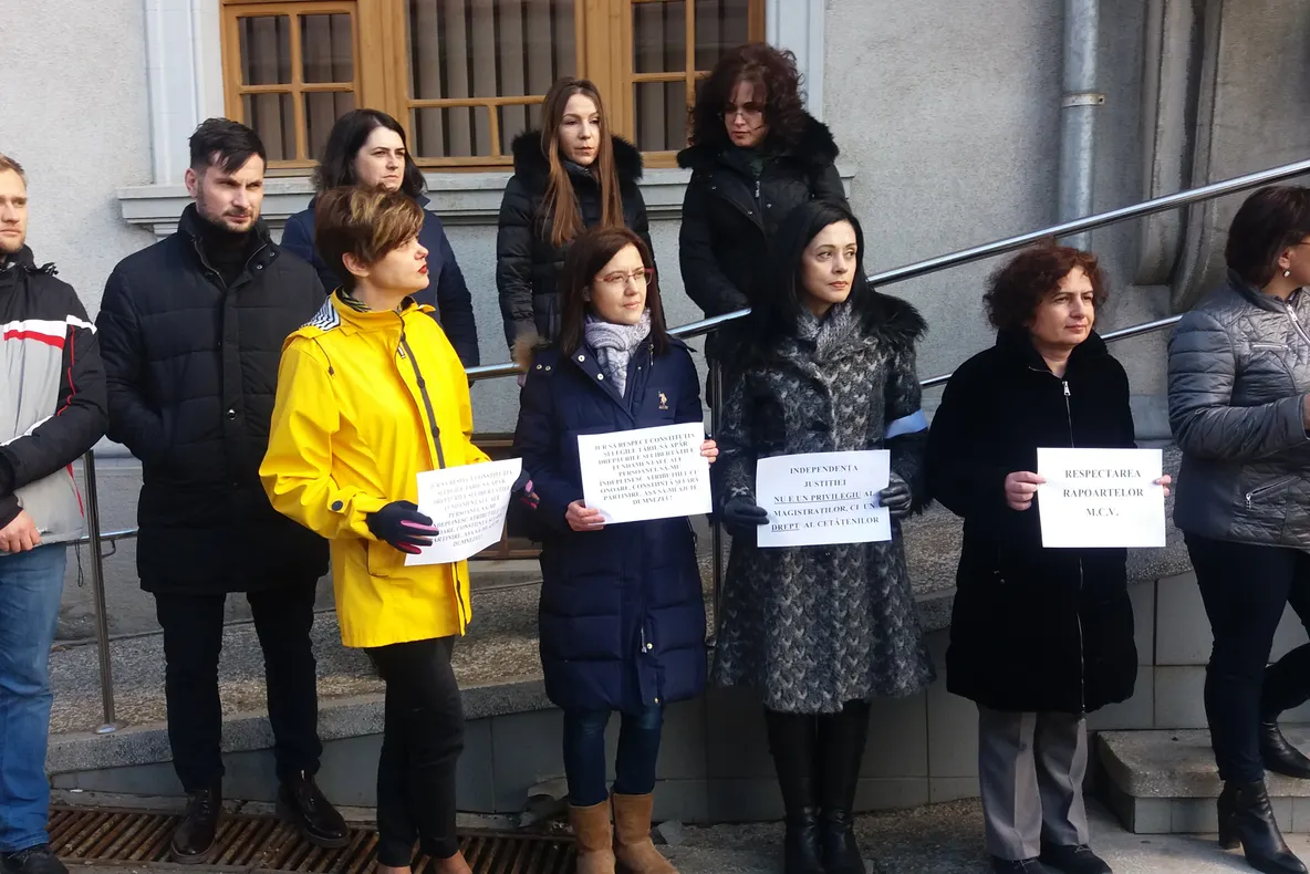 REVOLTĂ: Sute de procurori și judecători ieșeni ies în stradă!