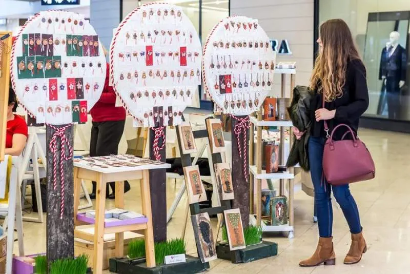 Târg de mărțișoare create de artiști plastici