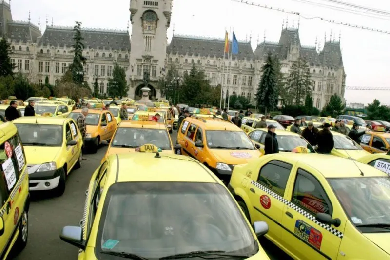 Taximetriştii ieșeni protestează împotriva Taxify şi Uber