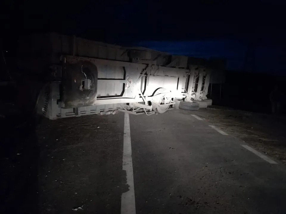 GALERIE FOTO: TIR răsturnat pe o șosea din Iași