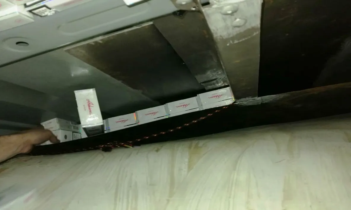 FOTO: Marfă de contrabandă, găsită în șasiul unui tren