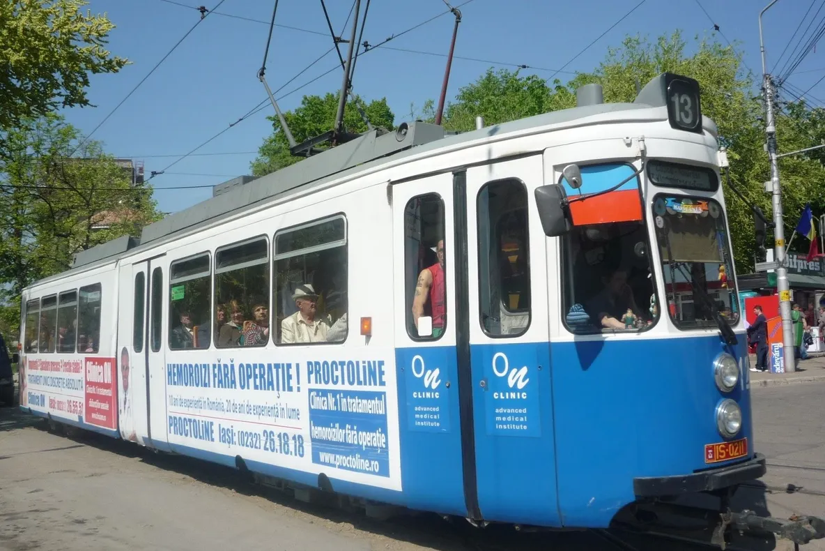 Femeie accidentată după ce s-au închis ușile unui tramvai