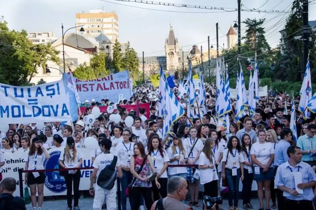 Marșul Absolvenților, în cadrul Festivalului Internațional al Educației