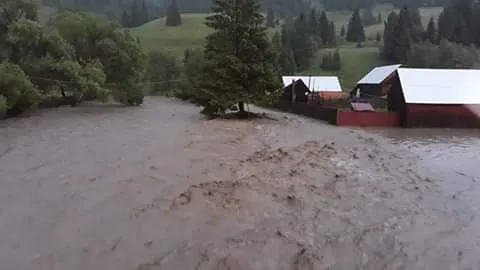 FOTO: Drum județean, inundat: apa a ajuns la peste 30 de centimetri
