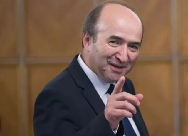 Tudorel Toader, acuzat că a pus paznicii să dea afară un student din Universitate!