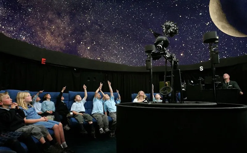 Show educațional la Planetariu Mobil, de la Ateneu