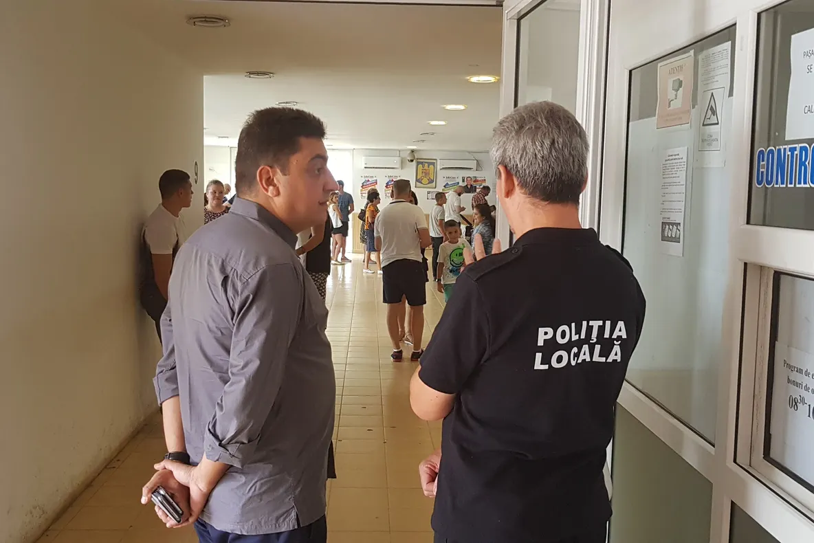 GALERIE FOTO: Prefectul, vizite inopinate la Paşapoarte, Permise, Casa de Pensii şi Fisc