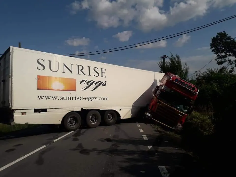 FOTO: Accident rutier în care a fost implicat un TIR!