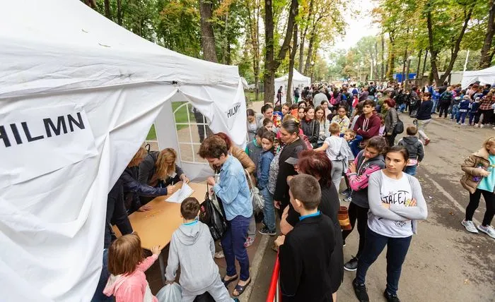 Peste 500 de pachete de rechizite și dulciuri pentru elevii ieșeni proveniți din familii defavorizate