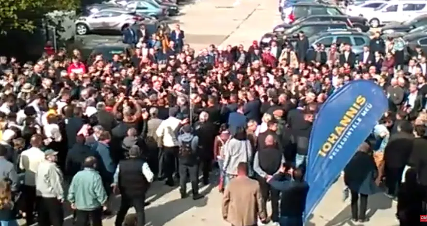 Klaus Iohannis, așteptat de mii de ieșeni
