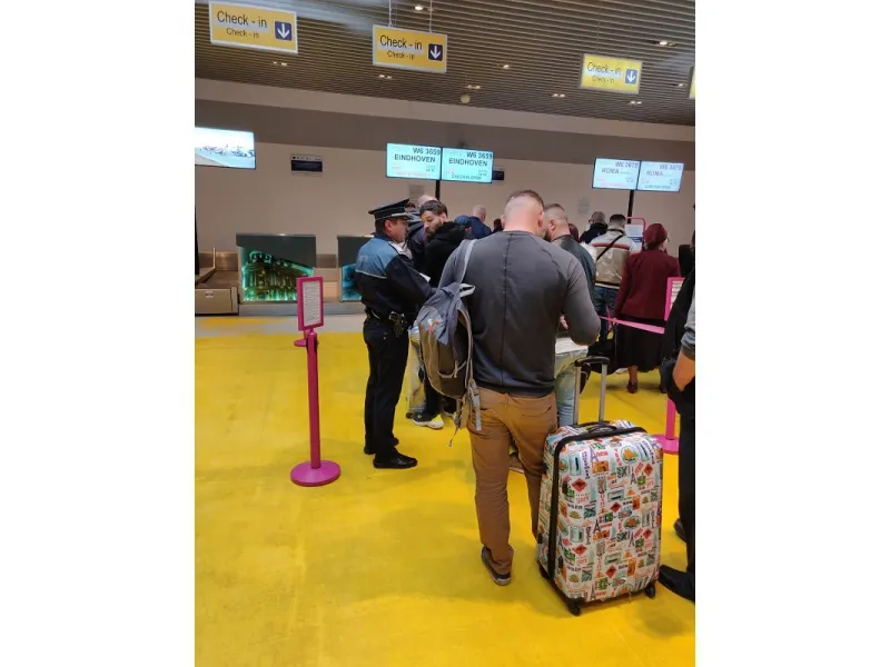 GALERIE FOTO: Oamenii legii au descins la Aeroportul Iaşi!