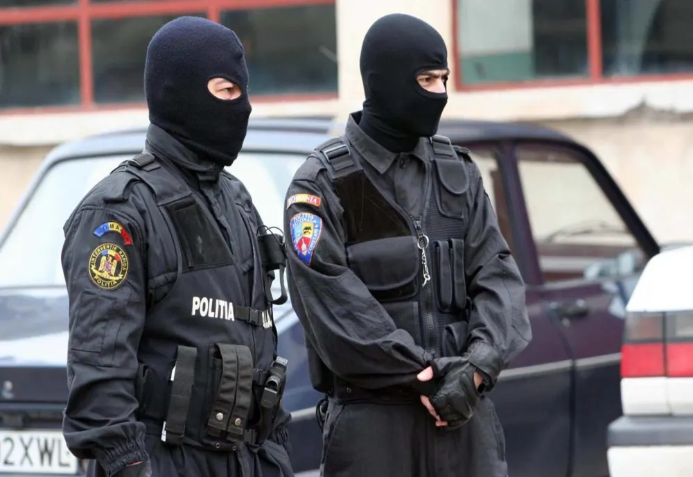 Percheziții cu "mascați", la suspecți de contrabandă!
