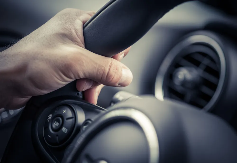 A furat o mașină, apoi a condus-o băut și fără permis!