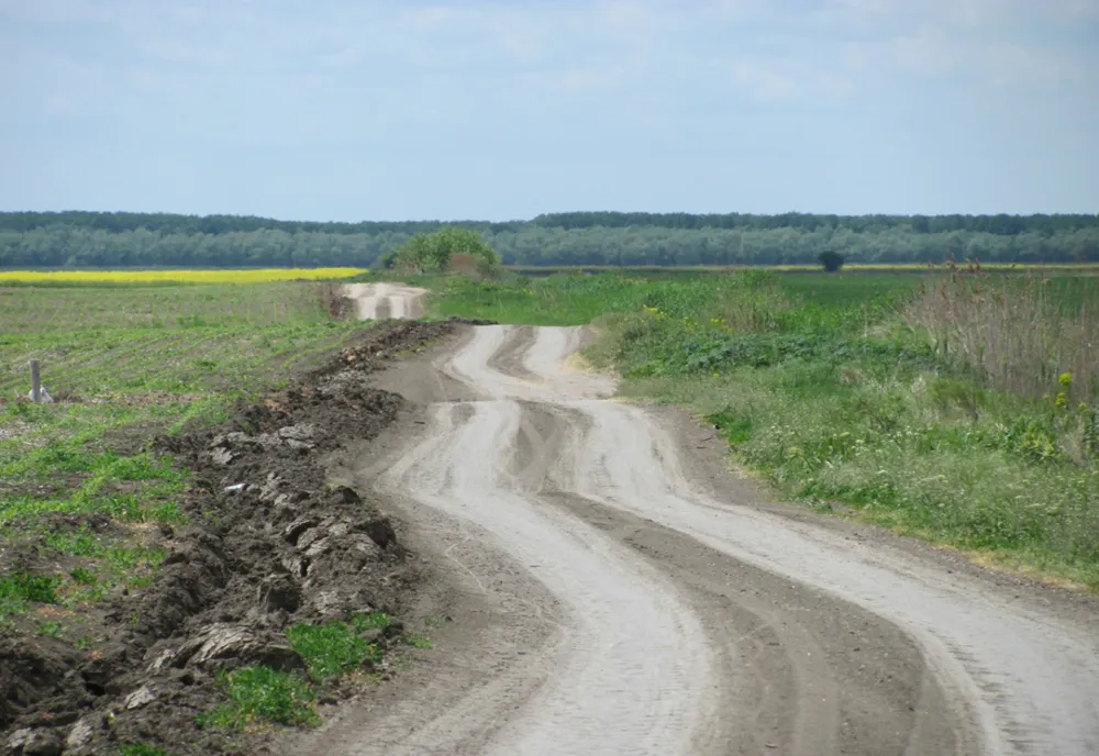 Peste 23 de milioane de lei alocate pentru „cârpirea“ unor drumuri județene