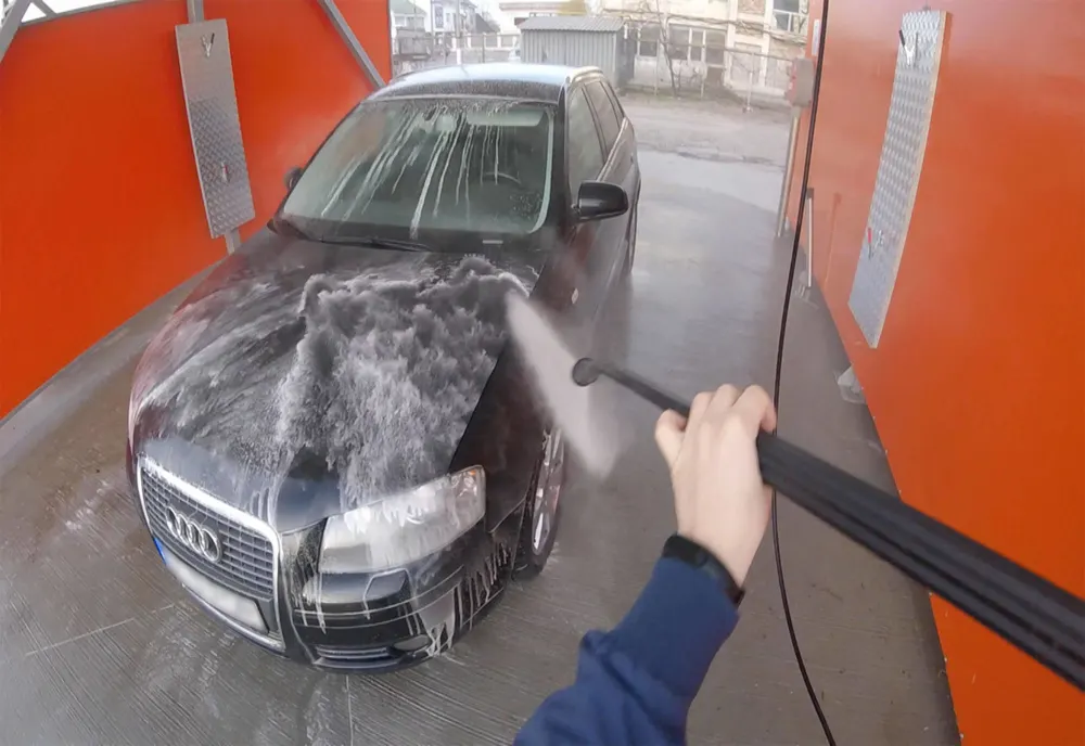 Incredibil! Au spart o spălătorie auto și nu au pățit nimic
