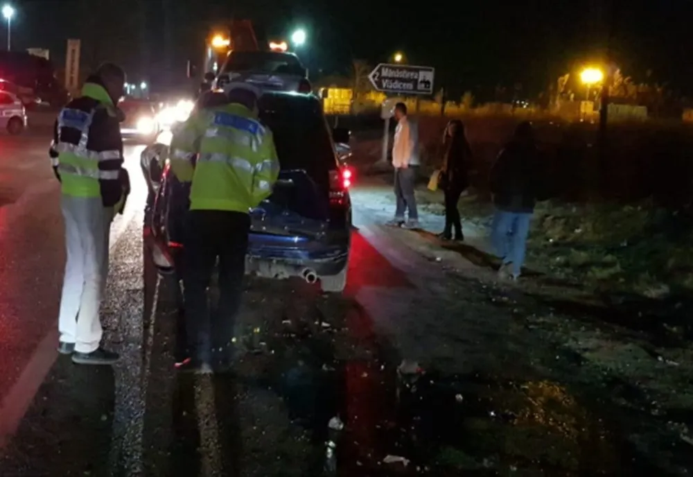 Accident în care au fost implicate trei mașini și doi șoferi beți