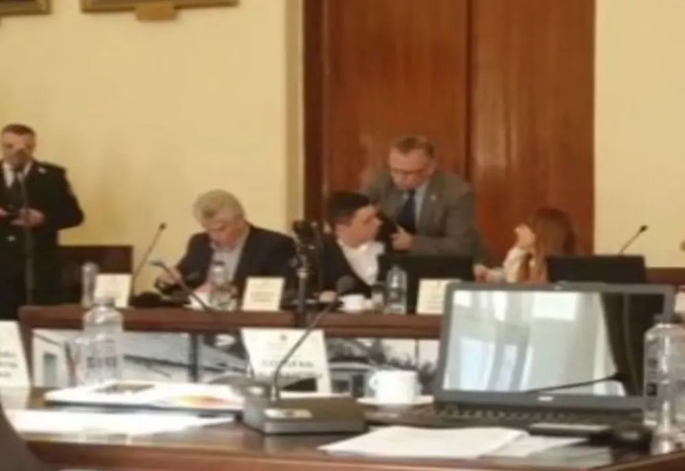 Gesturi reprobabile în Consiliul Local Iași: Consilier local liberal, strâns de gât de viceprimarul Radu Botez! - UPDATE