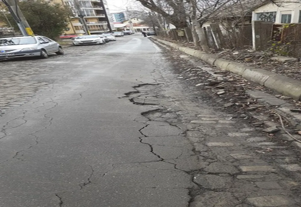 Stradă aflată la câteva minute centrul Iașului, lăsată de izbeliște - FOTO