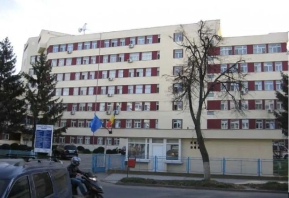 Cinci pacienți de la Spitalul din Paşcani, confirmați cu COVID-19, au fost aduşi la Iaşi. Vor mai fi aduse încă nouă persoane infectate