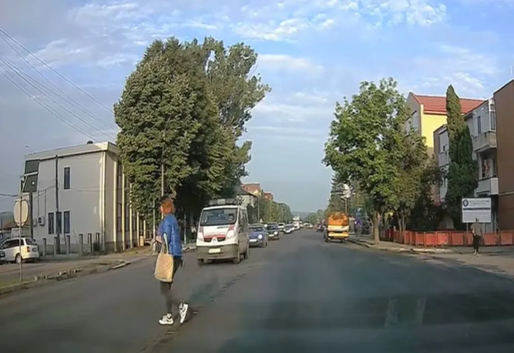 Femeie lovită de o ambulanță pe o trecere de pietoni nemarcată, în Podu Iloaiei