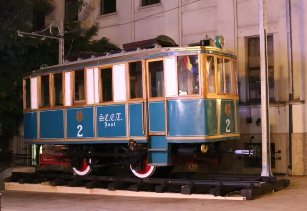Tramvai de epocă restaurat, expus pe Strada Lăpuşneanu