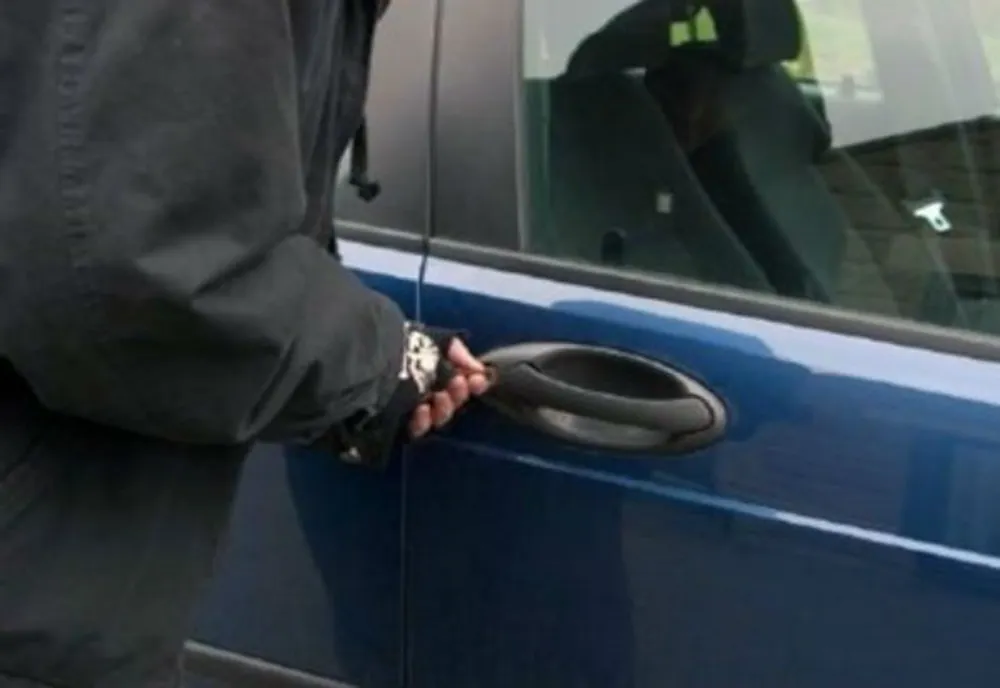 Deși nu are permis, a furat o mașină cu care a provocat un accident