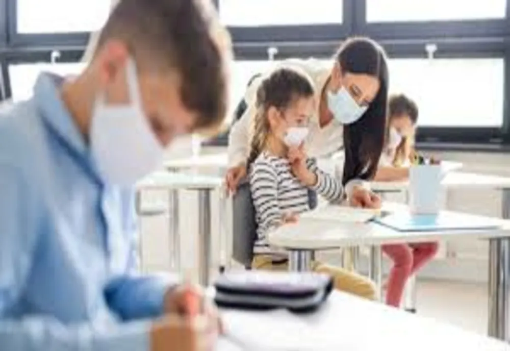 Șase elevi și șase profesori din județul Iași infectați cu virusul COVID-19