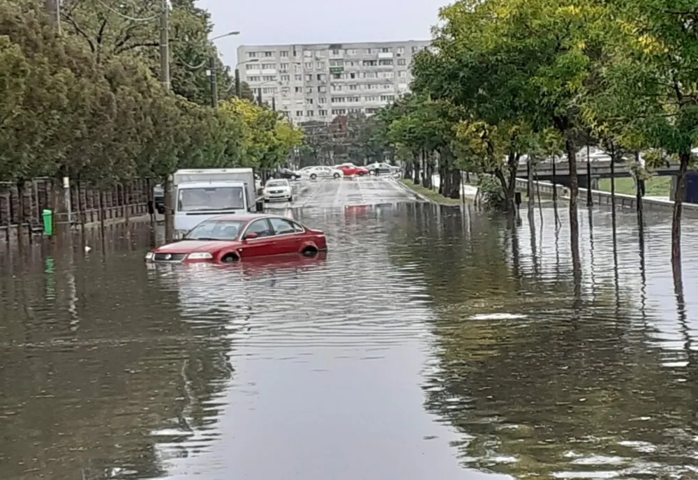 Pompierii ieșeni au fost la datorie după furtună! 11 persoane au fost evacuate în siguranță