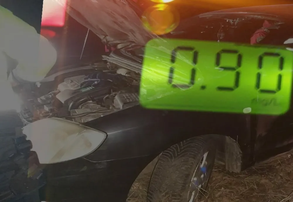 A plecat beat la plimbare și nu-și imaginează cum a ajuns cu mașina în copac