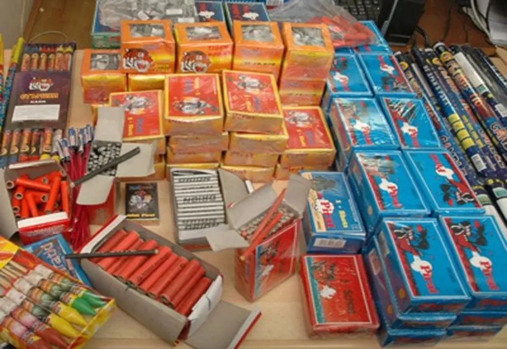 Peste 2000 de petarde și artificii confiscate de polițiști, la Iași