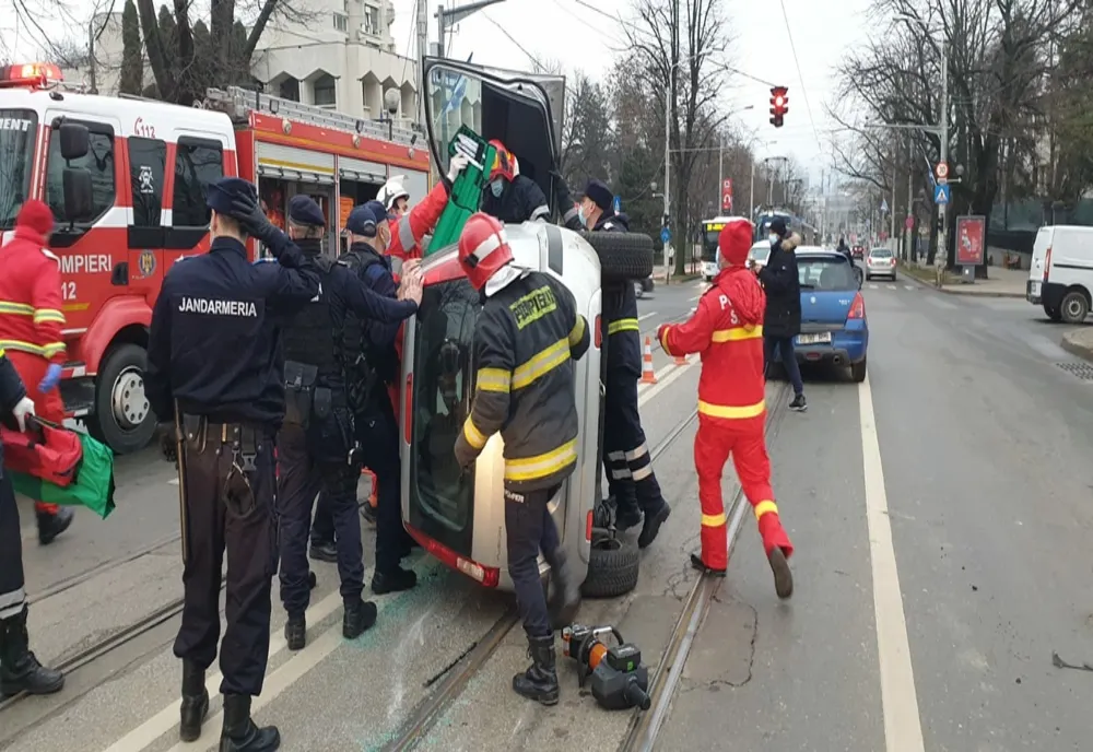 Mașină răsturnată în Iași! Două persoane au ajuns la spital.