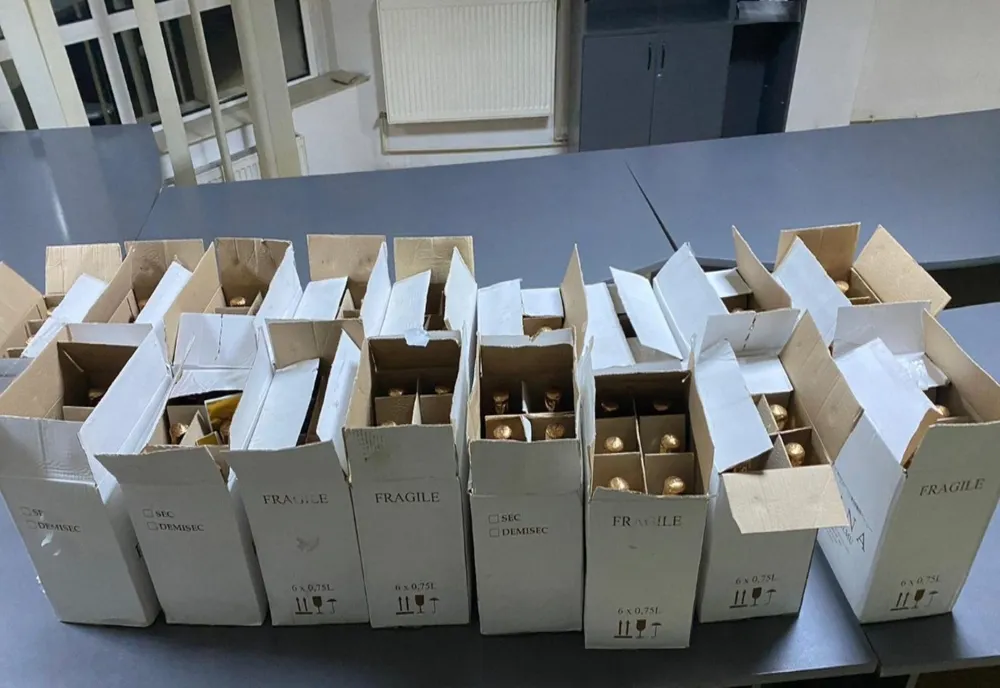 108 sticle cu vin spumant confiscate de poliţiştii de frontieră